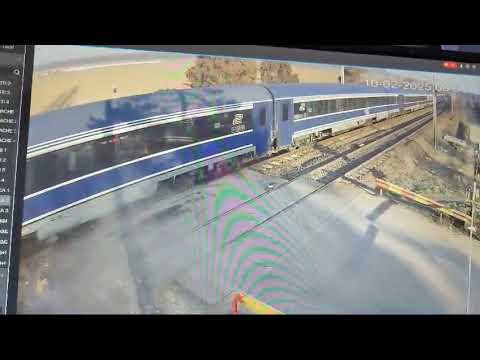 Excavator lovit de tren la Peris