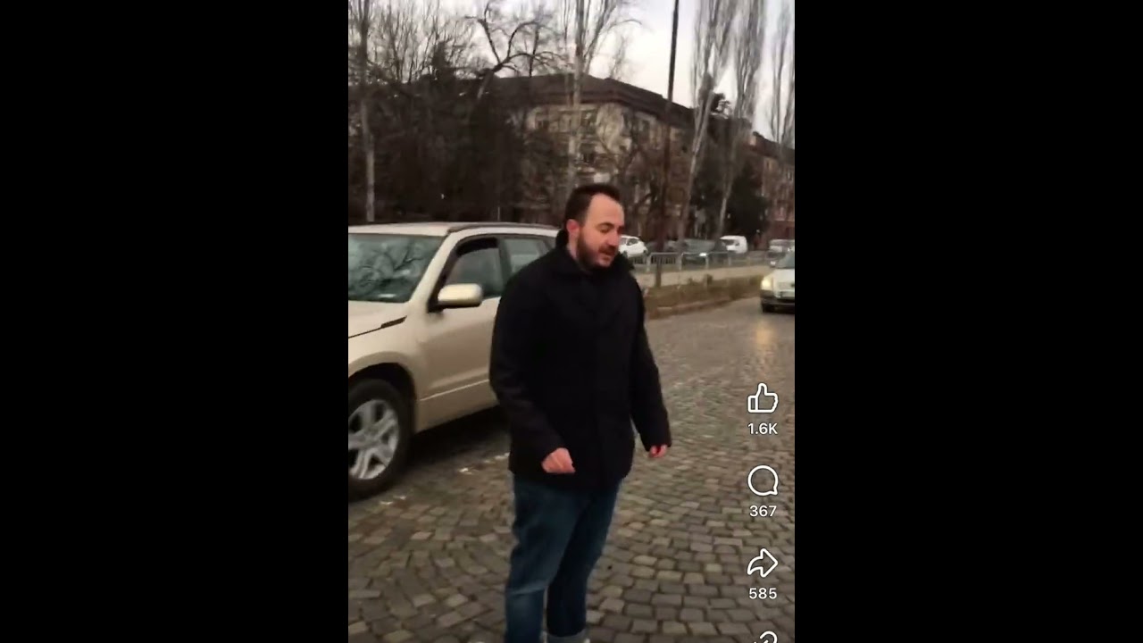 Мъж се хвърля под гумите на колите в София