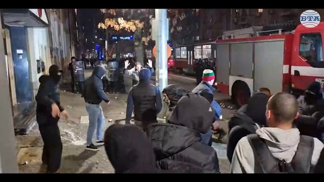 Протестиращи хвърляха бутилки и бомбички пред централата на „ДПС-Ново начало“ в София