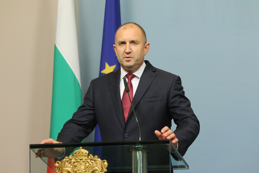 Радев отхвърли офертата на Борисов за министри: Мандатоносителят да търси подкрепа от другите партии
