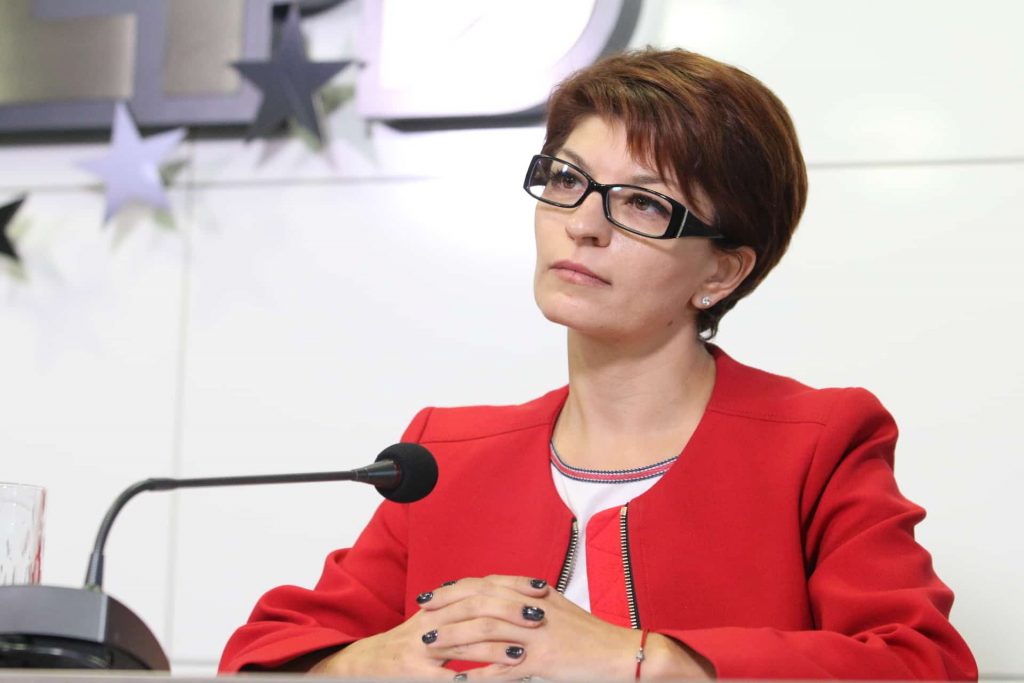 Атанасова: Тези, които замеряха сградите на държавата, сега рушат държавността отвътре