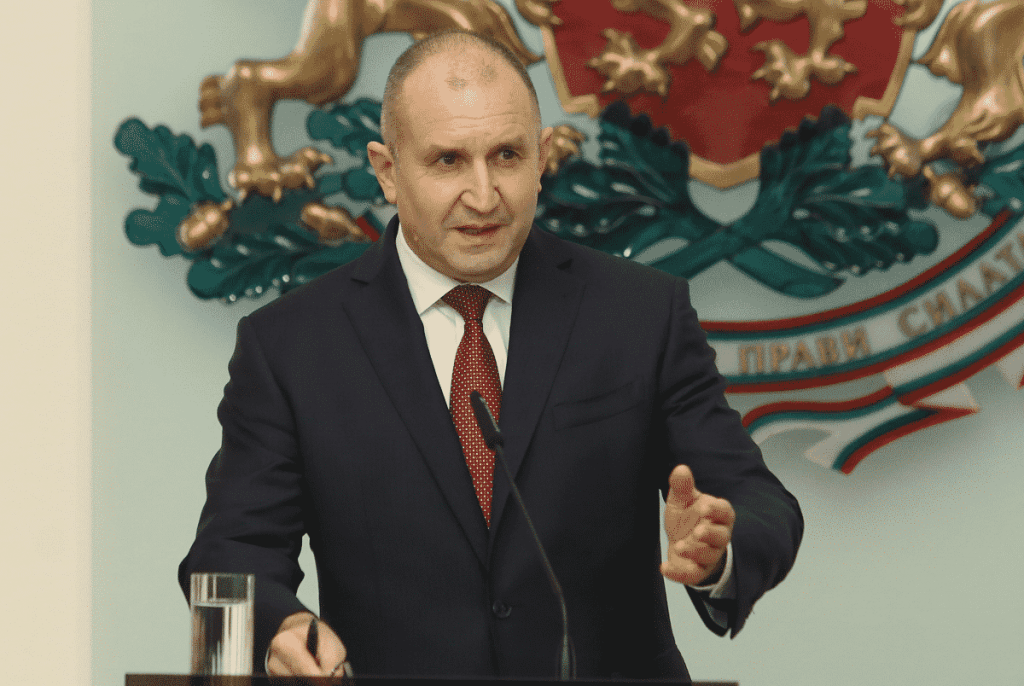 Президентът Радев свиква служебните министри заради COVID-19