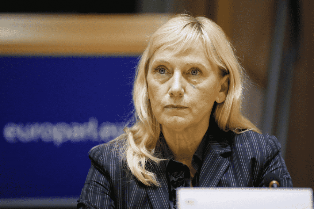 Европарламентът не свали имунитета на Елена Йончева