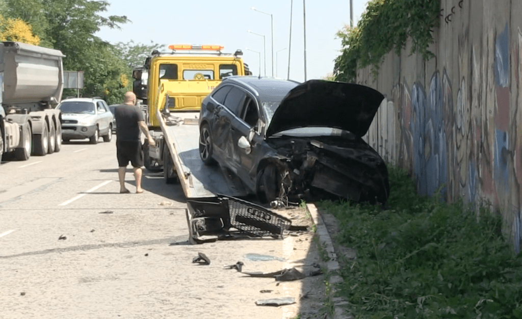 Трактор запрати автомобил в бетонна стена на бул.“България“