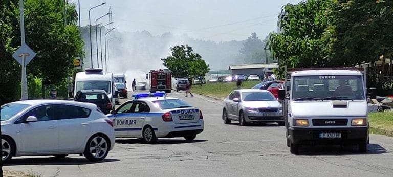 Пламнала кола с газова уредба в “Дружба”