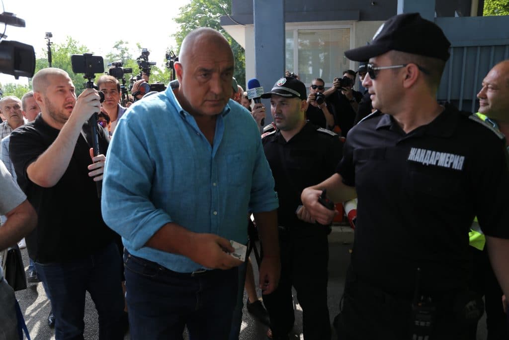 Бойко Борисов пристигна на разпит, ГЕРБ спретна протест