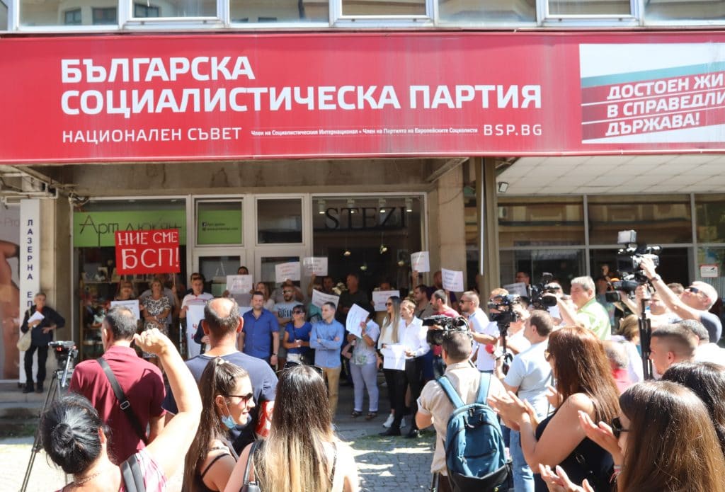 Националният съвет на БСП заседава, протест иска оставката на Нинова