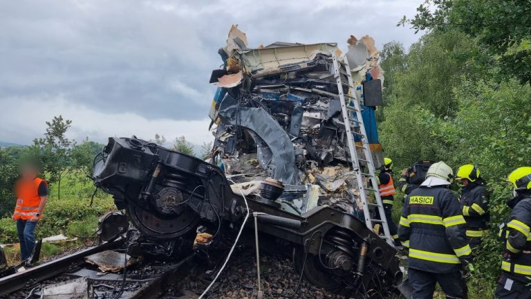 Двама загинали и десетки ранени след влакова катастрофа в Чехия