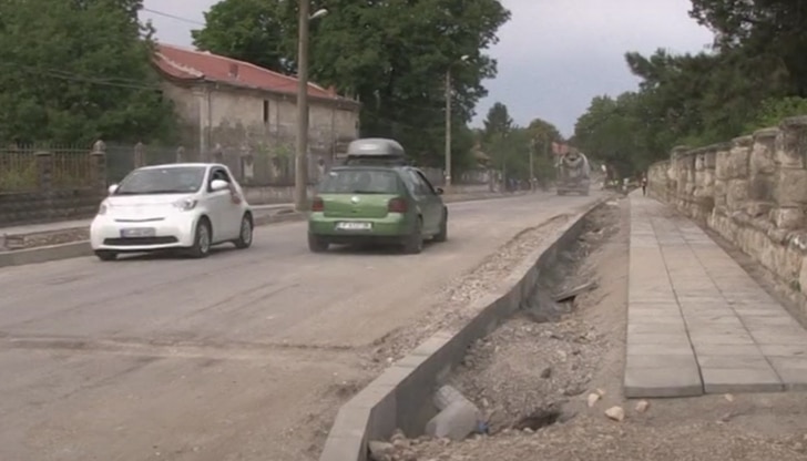 Жителите на Червена вода недоволстват заради новите тротоари