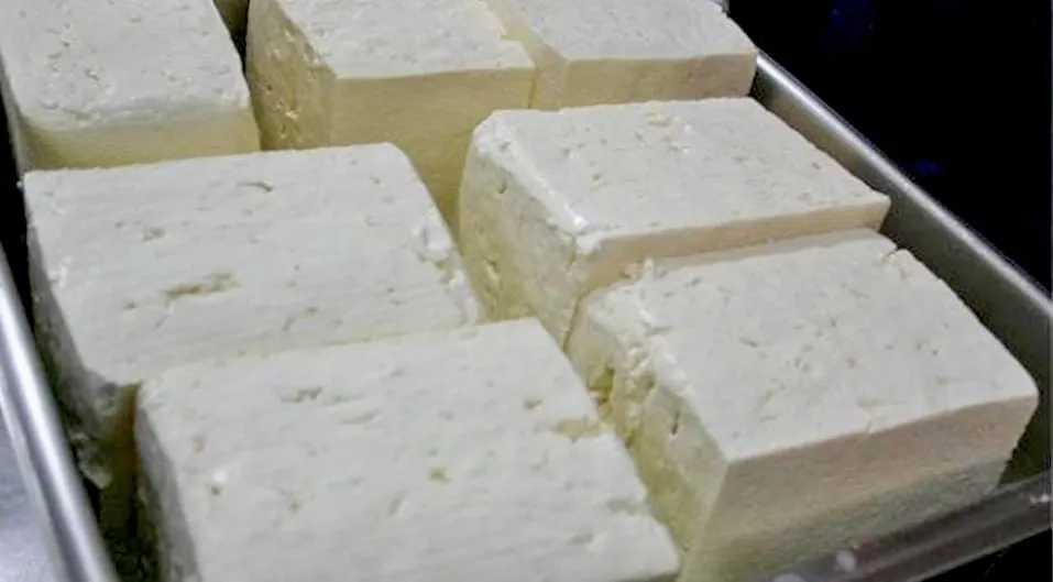 Кой произвежда сиренето и млякото в магазина