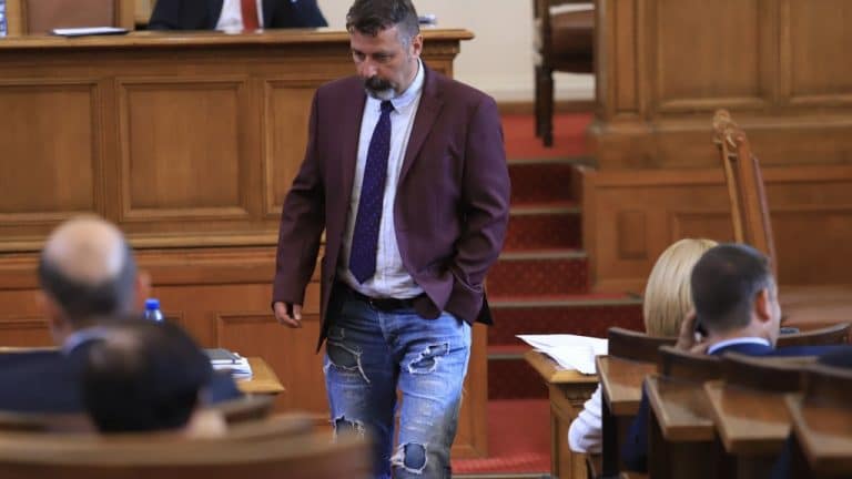 Ива Митева се скара на съпартиеца си Филип Станев заради скъсани дънки