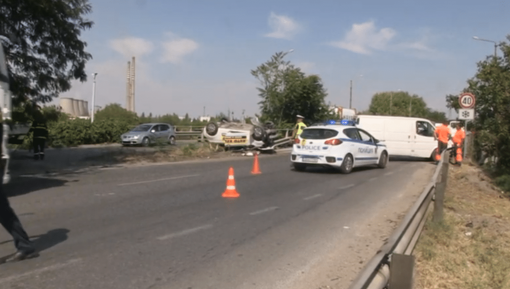 Двама пострадаха при сблъсък на бус и лек автомобил в Русе