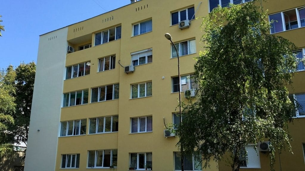 Теч в санирани блокове в Русе, общината даде срок на изпълнителите