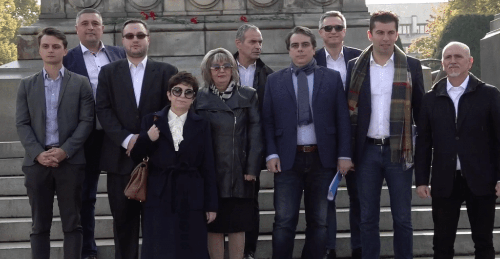 Автобусът на Кирил Петков акостира в Русе