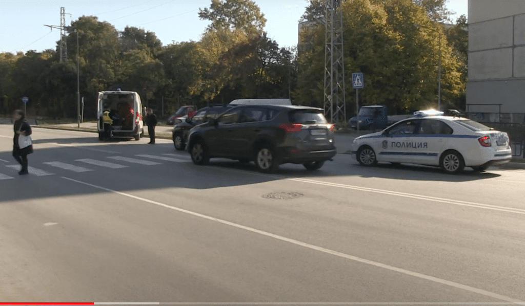 Блъснаха възрастен мъж на пешеходна пътека в Русе
