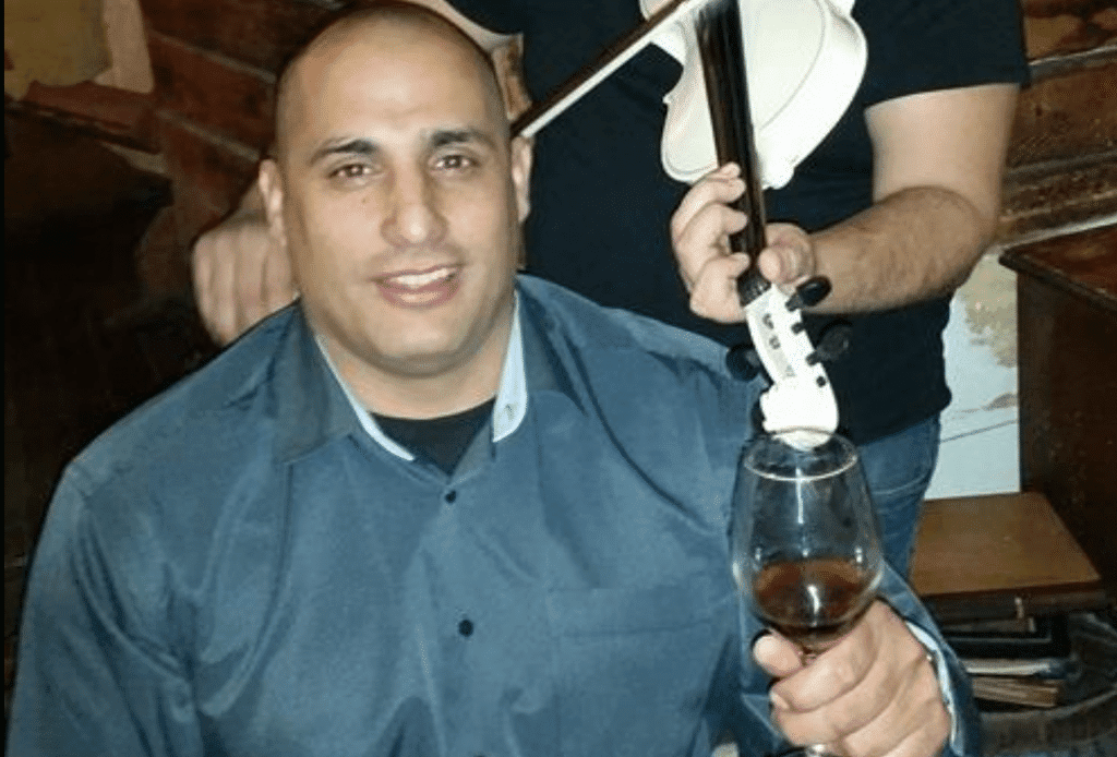 Нощна птица: Камери уловиха кандидат за депутат от Русе да лепи плакати в 5 сутринта