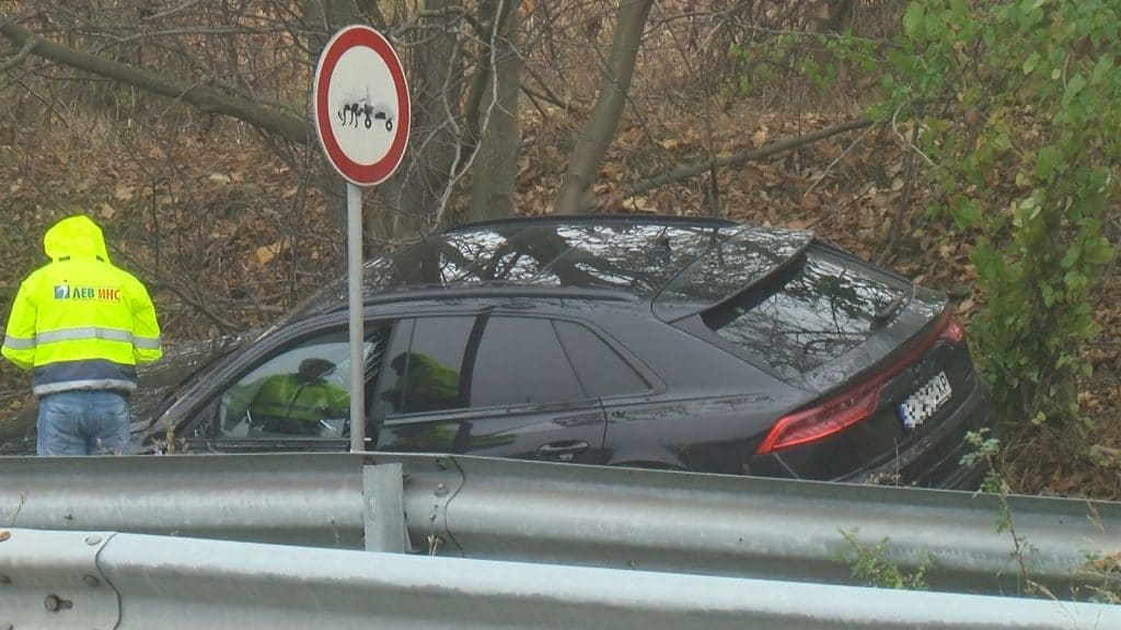 Кола падна в канавката след катастрофа край Мартен
