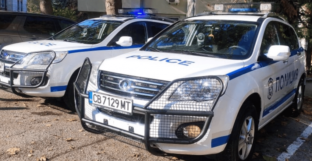 Зарадваха полицаите в Сливо поле и Две могили с високопроходими автомобили