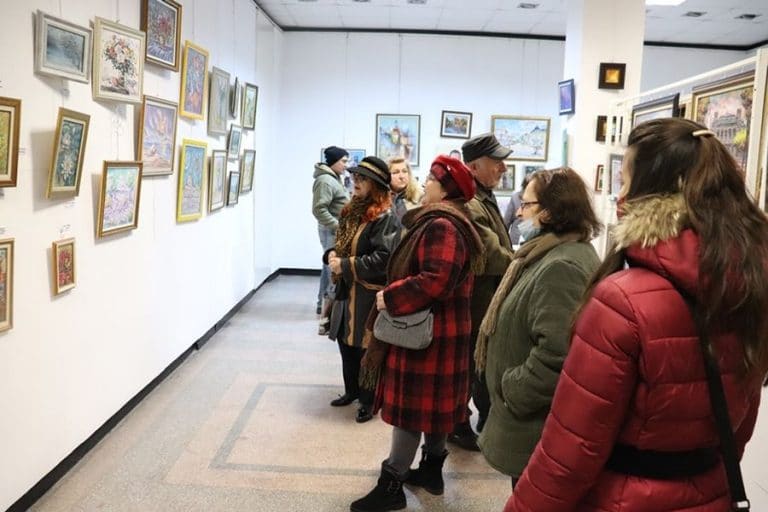 32 русенски художници подредиха коледна изложба