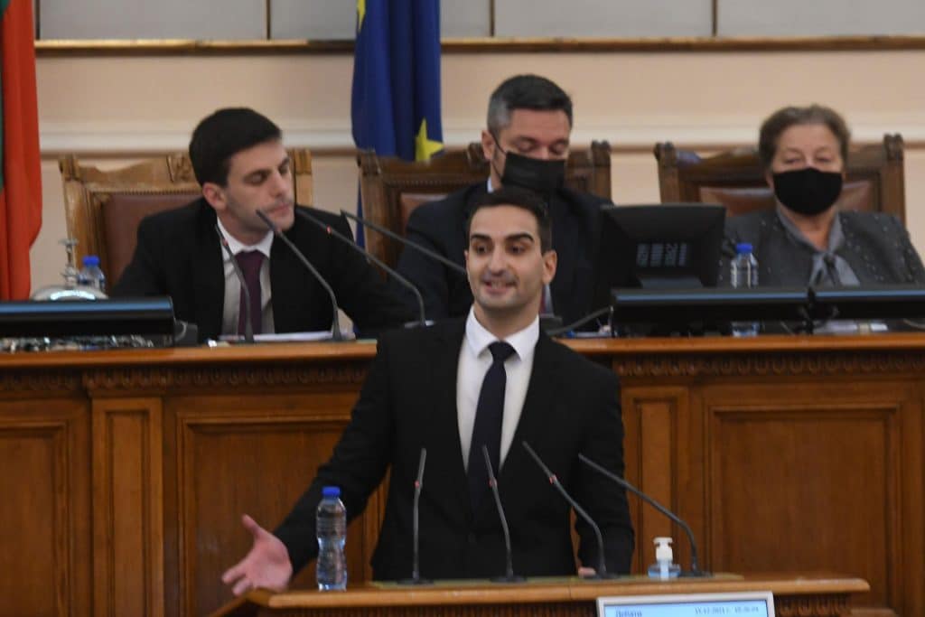 29-годишен депутат от ПП забрави мисълта си от притеснение, ГЕРБ го спукаха от подигравки