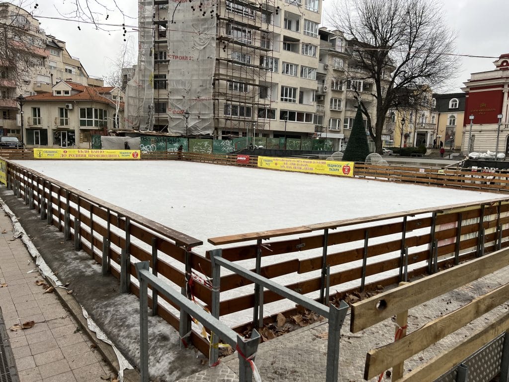 Напук на идеалното време за кънки: Ледената пързалка в Русе приключва работа