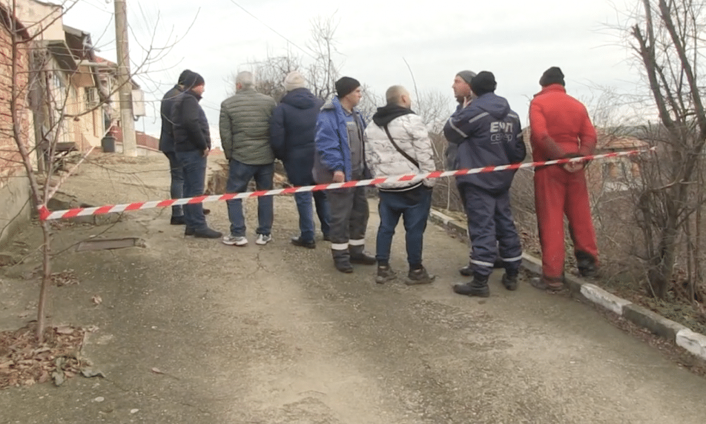 Улица пропадна във Ветово и блокира живущите в няколко къщи