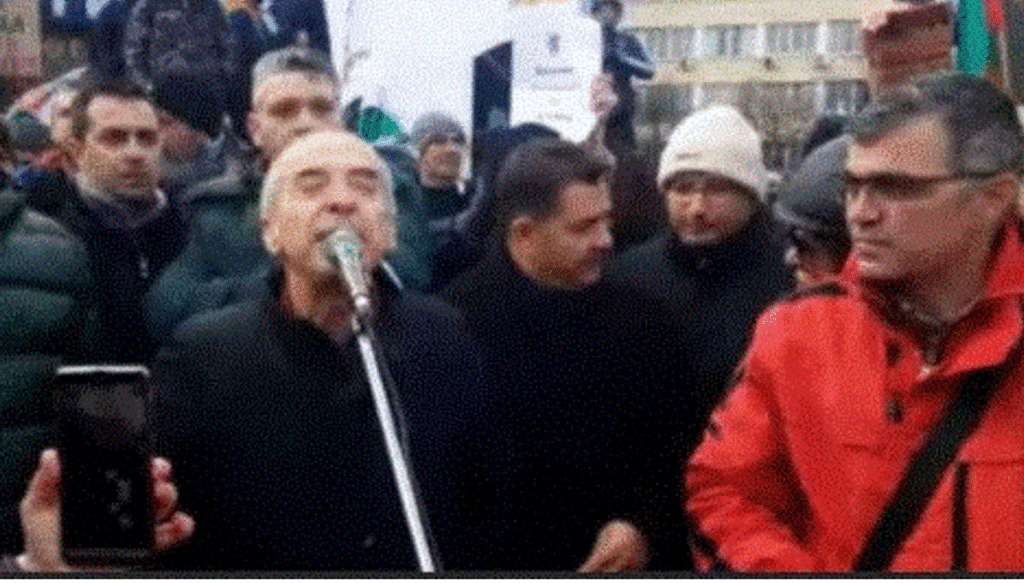 Русенски лекар се пръкна до доц. Мангъров на протеста