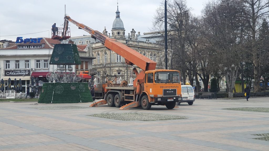 Русенци се отърваха от грозната елха