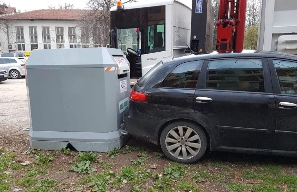 Общината зове да не се паркира в близост до контейнерите за отпадъци