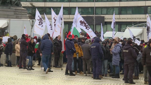 Докараха водно оръдие на протеста на “Възраждане”  срещу зеления сертификат