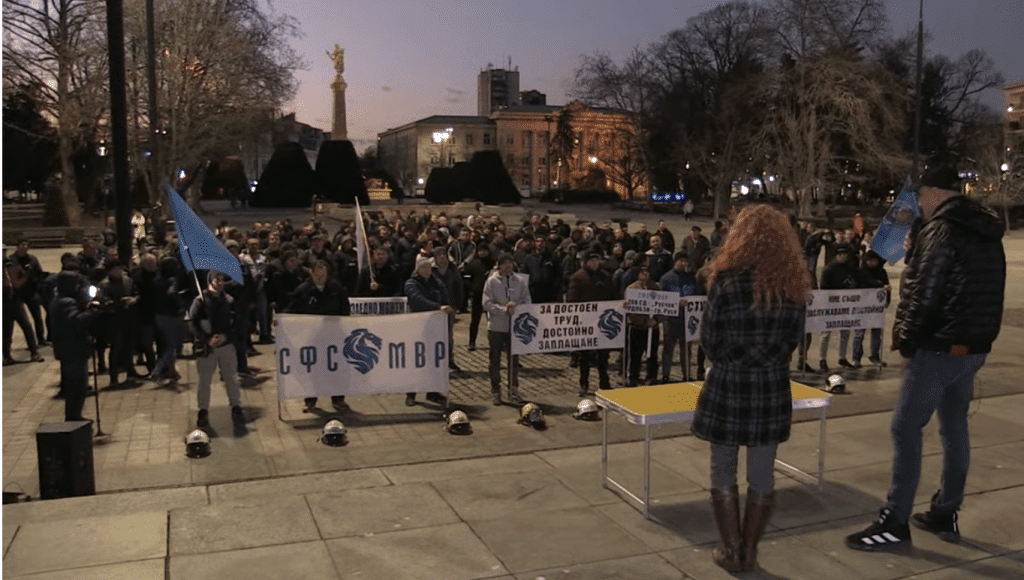 Полицаи и пожарникари протестираха в Русе срещу бюджета