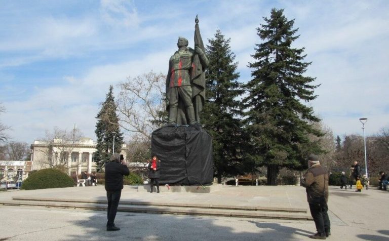 Общината опакова Паметника на Альоша