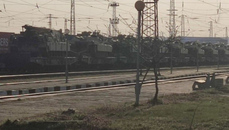Американски танкове преминават по жп линията в Русе