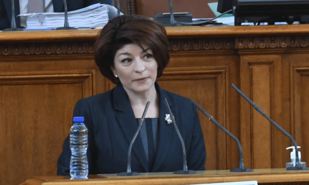 Атанасова: Няма повод да правим кворум на това агонизиращо Народно събрание