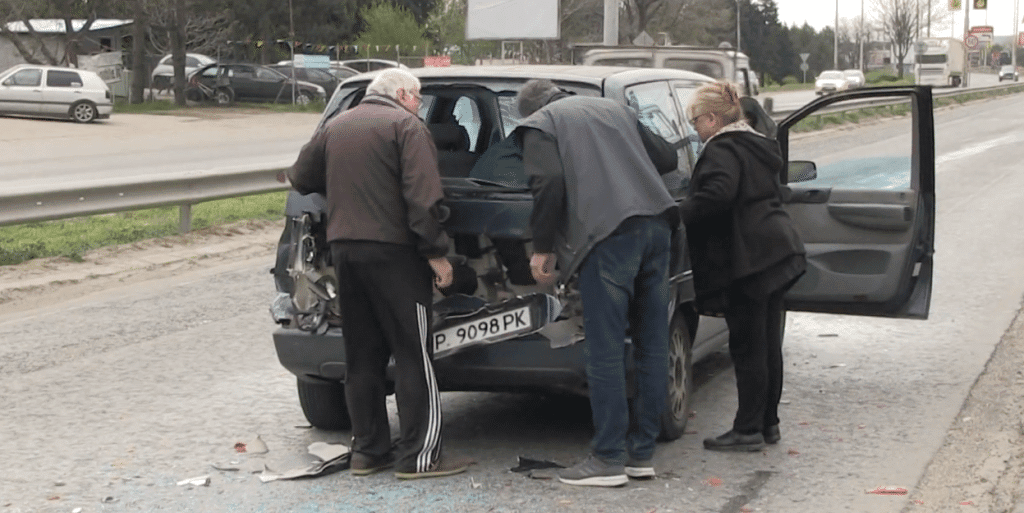 Автомобил пламна при верижна катастрофа на булевард “България“