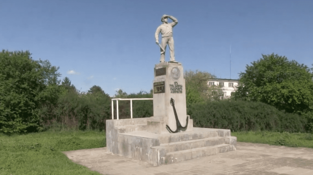 Паметникът на моряка в Русе застрашително наклонен