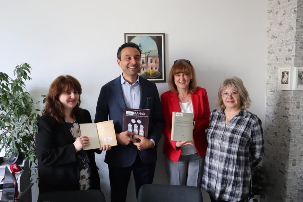 Даниел Лорер откри книгите на своя дядо в библиотеката в Русе