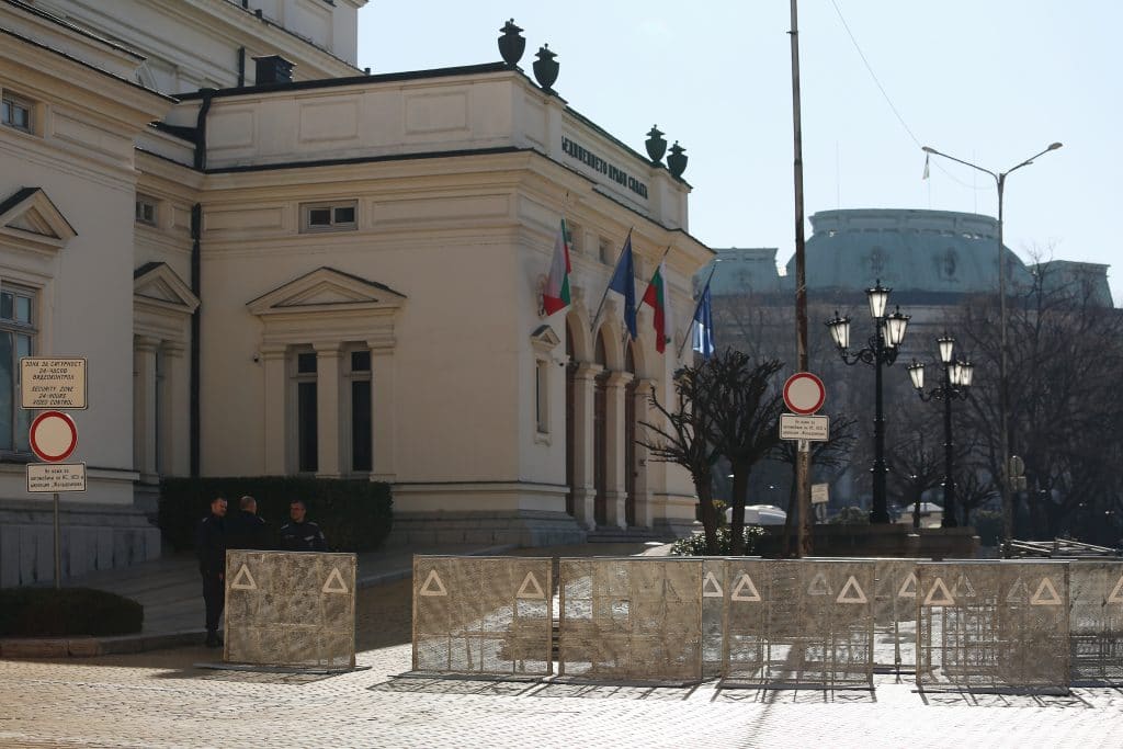 „Възраждане“ отново на протест, ограждения пред парламента