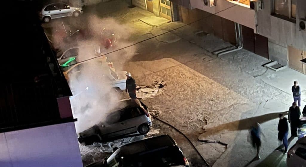 ИЗВЪНРЕДНО: Взривиха автомобил пред жилищен блок в Русе