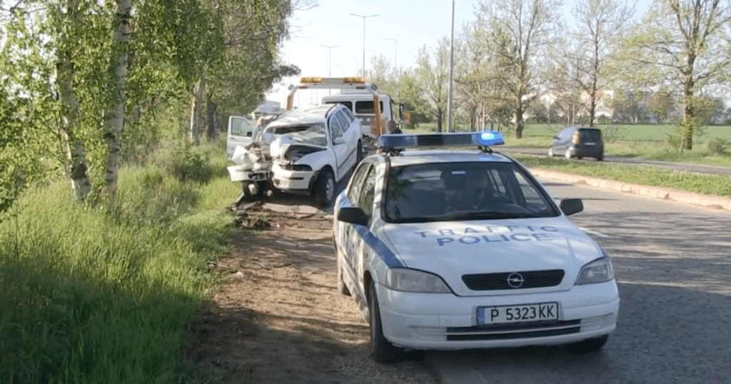 Украински автомобил се вряза в дърво на входа на Русе