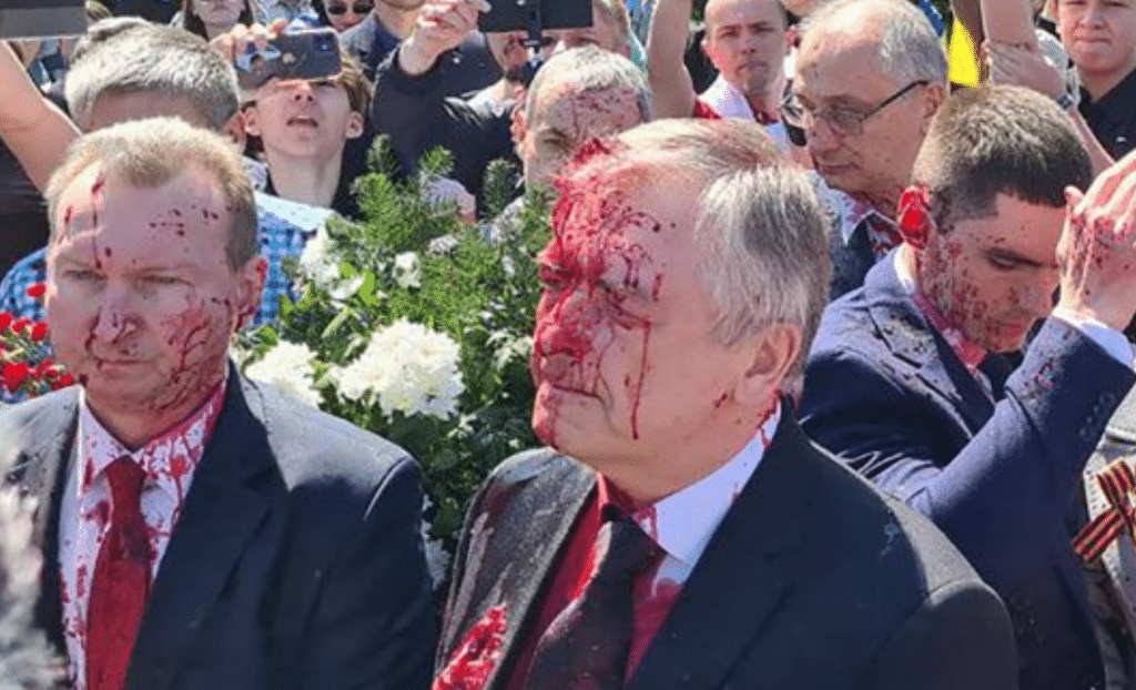 Заляха с червена боя руски посланик