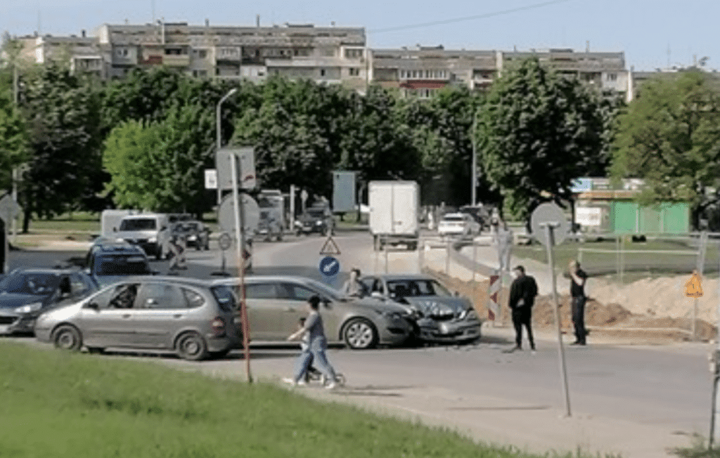 Катастрофа парализира трафика в „Чародейка“