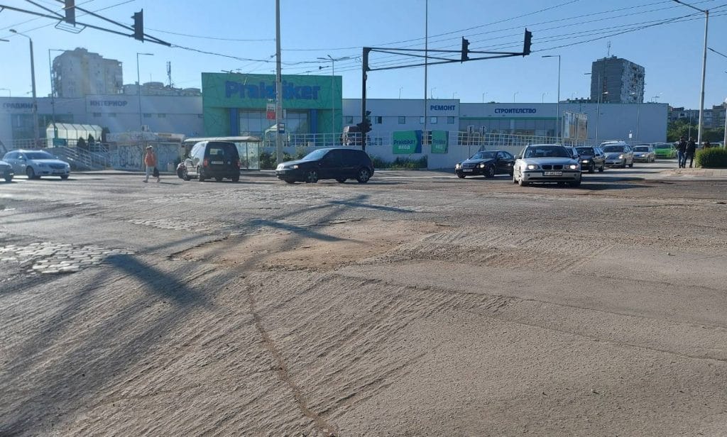 Ремонт затваря кръстовището на Ялта