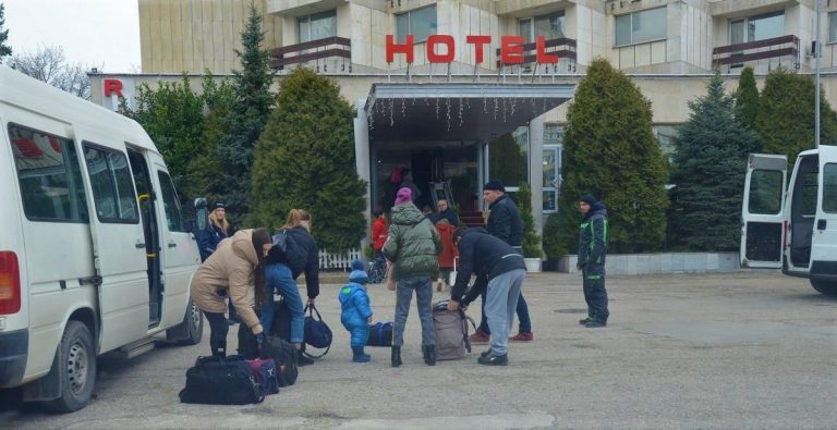 59 хил. бежанци трябва да напуснат хотелите, държавата има само 33 хил. места за тях