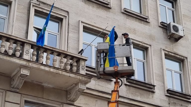 „Възраждане” свали знамето на Украйна от сградата на общината