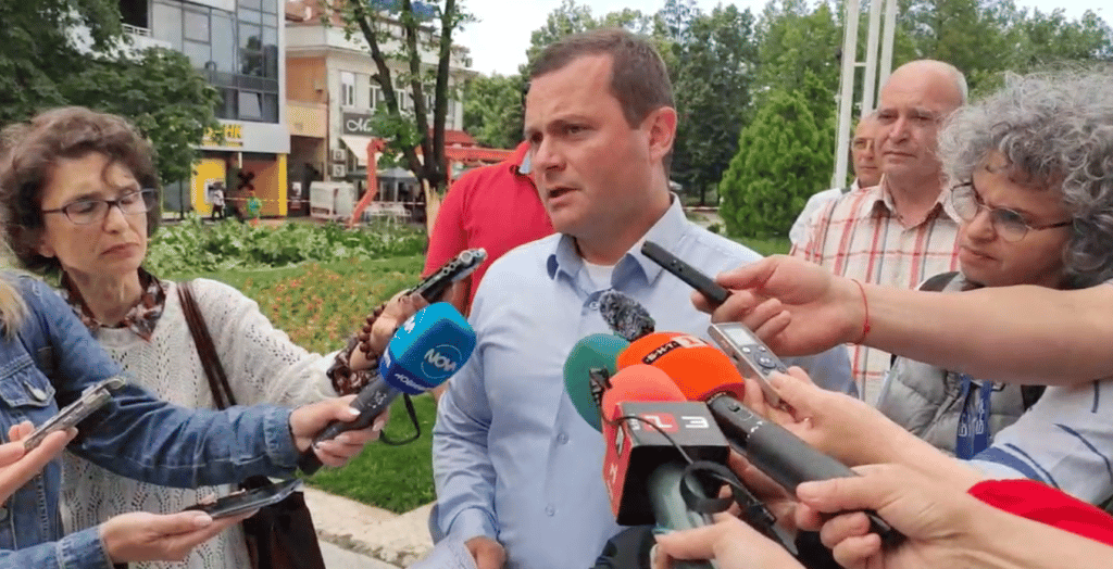 Пенчо Милков: Странно е, че баржата продължава да стои срещу Русе, а не се отмества