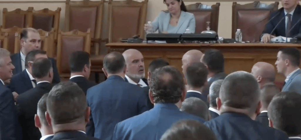 Депутатите пак се сбиха в парламента