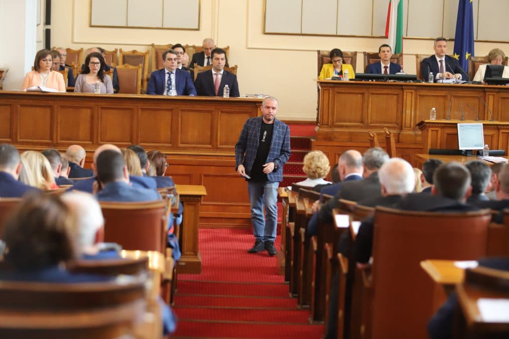 „Предатели“, „мафия“ и „цветарки“: Крясъците в парламента вземат връх