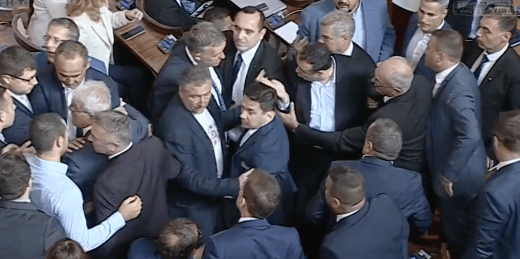НА ЖИВО: Депутатите копаят дъното, отново се бият