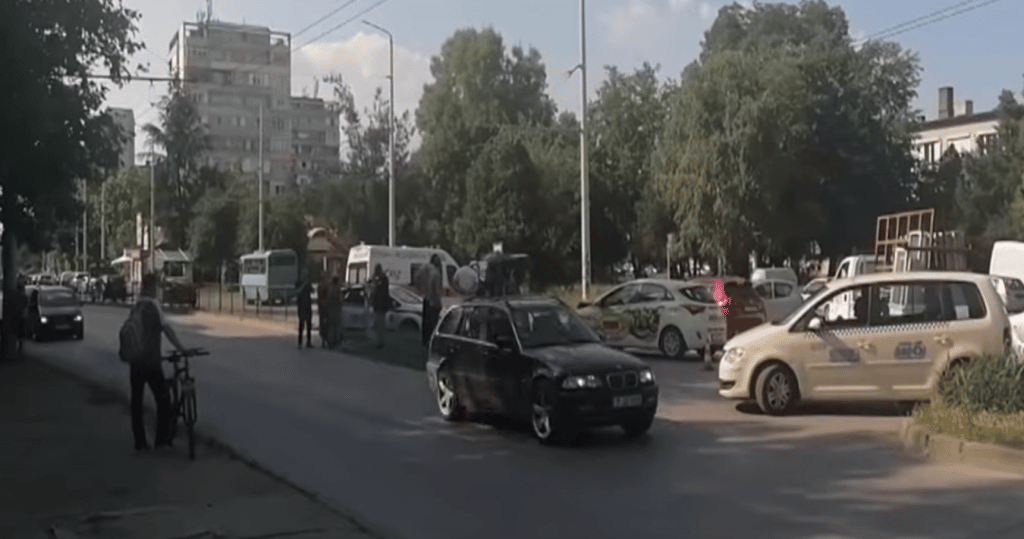 Автомобил се преобърна на кръстовище в Русе, има пострадал